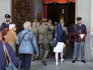 L'ingresso dei fedeli nel Duomo di Cuneo per la celebrazione eucaristica in occasione della festa patronale di San Michele