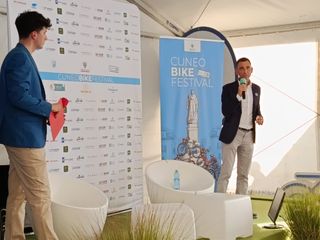 Luca Pellegrino, assessore alla Mobilità, durante i saluti e i ringraziamenti sul palco