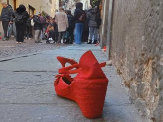 Saluzzo, flash mob con scarpe rosse martedì 25 novembre 2025