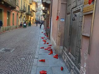 Saluzzo, flash mob con scarpe rosse martedì 25 novembre 2025