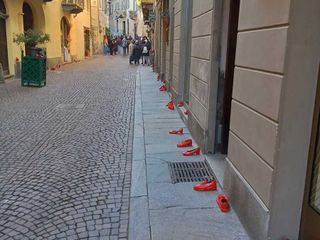 Saluzzo, flash mob con scarpe rosse martedì 25 novembre 2025