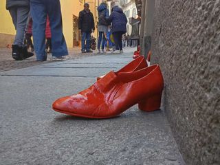 Saluzzo, flash mob con scarpe rosse martedì 25 novembre 2025