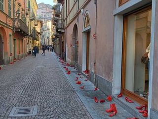 Saluzzo, flash mob con scarpe rosse martedì 25 novembre 2025