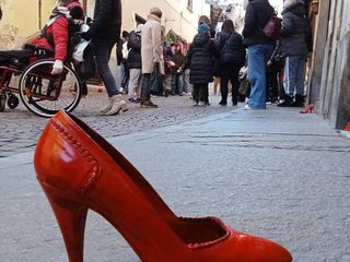 Saluzzo, flash mob con scarpe rosse martedì 25 novembre 2025