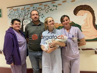 La piccola con i genitori e le ostetriche Bagnaschino e Danna La piccola con i genitori e le ostetriche Bagnaschino e Danna