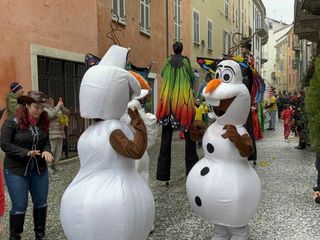 Alcuni momenti della sfilata in corso a Mondovì