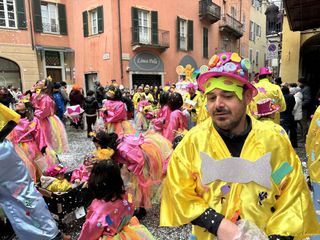 Alcuni momenti della sfilata in corso a Mondovì