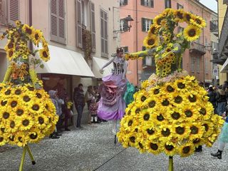 Alcuni momenti della sfilata in corso a Mondovì