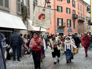Alcuni momenti della sfilata in corso a Mondovì