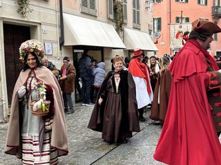 Alcuni momenti della sfilata in corso a Mondovì