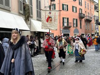 Alcuni momenti della sfilata in corso a Mondovì