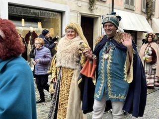 Alcuni momenti della sfilata in corso a Mondovì