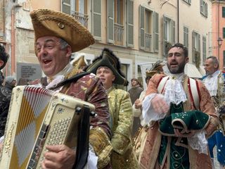 Alcuni momenti della sfilata in corso a Mondovì