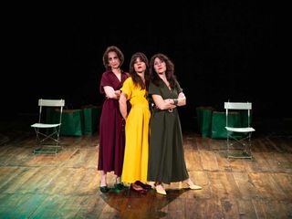 Beatrice Uber, Ornela Marcon, Manuela Fischietti in M other, spettacolo di Rifiuti Specialif. oto: Bianca Fartade Beatrice Uber, Ornela Marcon, Manuela Fischietti in M other, spettacolo di Rifiuti Specialif. oto: Bianca Fartade