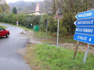 L'imbocco della provinciale 126 che porta alla chiesa di San Fiorenzo e all'azienda "Bricco del Cucù"
