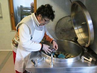 Mamma Domenica con l'autoclave per sterilizzare i vasetti dei prodotti trasformati