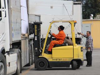 Il carico delle big-bag sul camion in partenza per la consegna