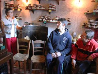 Nel punto vendita allestito con tanti oggetti antichi