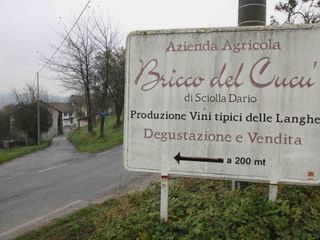Il cartello che indica l'azienda sulla provinciale 126