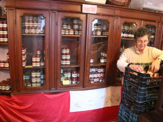 Mamma Domenica sistema i vasetti nel punto vendita