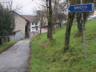 La strada per raggiungere la frazione Bricco e l'azienda