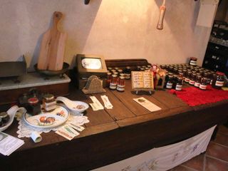 La madia recuperata serve per esporre i prodotti trasformati