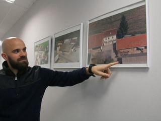 Simone indica la foto dell'area di San Biagio quando si è insediata l'attività