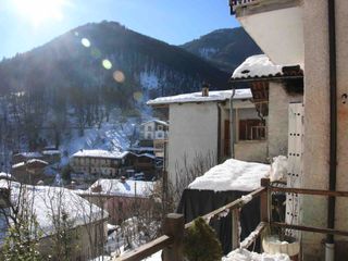 Uno scorcio sulle montagne dal terrazzo dell'agriturismo