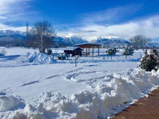 Il suggestivo panorama dei terreni dell'azienda coperti di neve