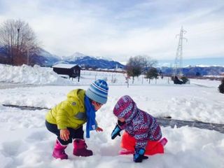 I bambini giocano nella neve