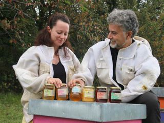 Marzia e Alessio guardano soddisfatti le loro produzioni Marzia e Alessio guardano soddisfatti le loro produzioni