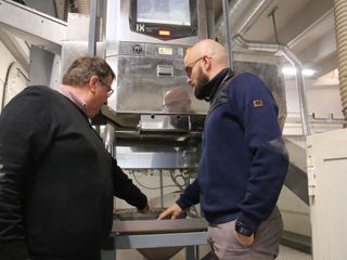 Il controllo di una macchina utilizzata nel processo di lavorazione dei prodotti