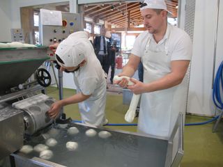 L'inizio della preparazione di una treccia con la pasta filata a mano
