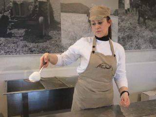 La mozzarella fresca appena uscita dal laboratorio di trasformazione