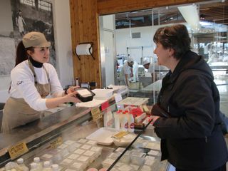 Michela impegnata nella vendita dei formaggi a Caraglio