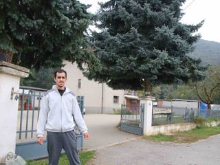 Marco di fronte all'ingresso dell'azienda