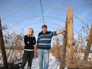 Federica e Alessandro nella serra dei lamponi