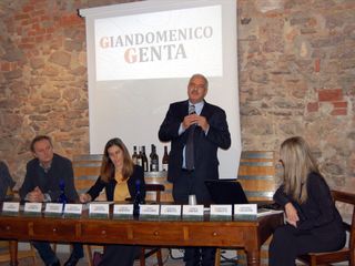 Il sindaco di Diano d'Alba Ezio Cardinale illustra il funzionamento della mappa virtuale