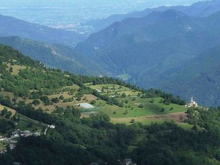 I terreni dopo la nascita dell'Associazione Fondiaria Santa Maria di Morinesio di Stroppo con la loro gestione a pascolo (foto di Mauro Bertolino)