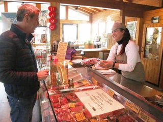 Michela propone la carne di bufalo nel punto vendita di Caraglio