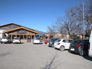 L'ampio parcheggio davanti al punto vendita di Caraglio