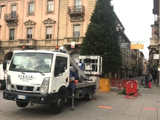L'allestimento dell'albero, ieri in piazza Ferrero