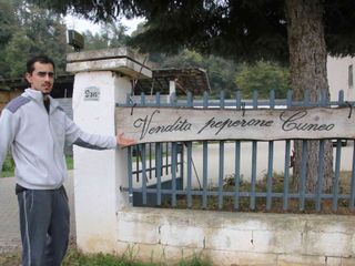 Marco davanti al cartello che indica la vendita del peperone Cuneo