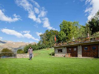 Il prato di ingresso all'azienda agricola e all'agriturismo