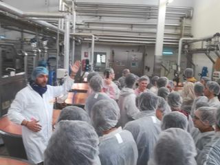 Un momento della visita al Caseificio Fiandino