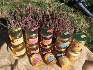 Alcuni vasetti di miele dell'azienda agricola "La Lunatica" Alcuni vasetti di miele dell'azienda agricola "La Lunatica"