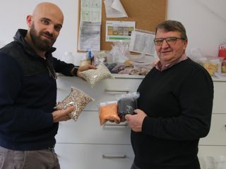 Simone e Corrado con le buste "campione" di fagioli borlotti e cannellini e di lenticchie
