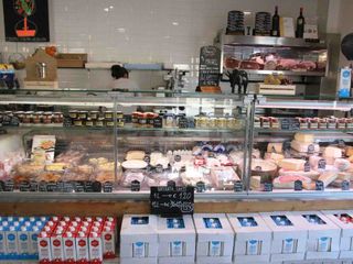 Una vetrina della latteria ben fornita di prodotti