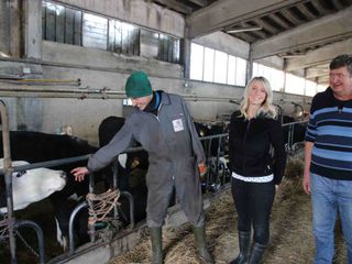 Matteo, Federica e Alessandro nella stalla