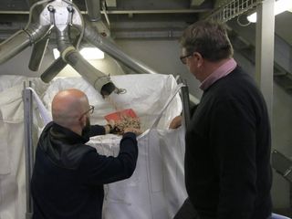 Simone e Corrado controllano la fase finale della lavorazione